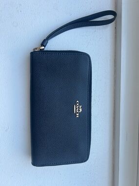 Coach Navy Blue Leather Zip Wristlet Card Holder / Wallet never used